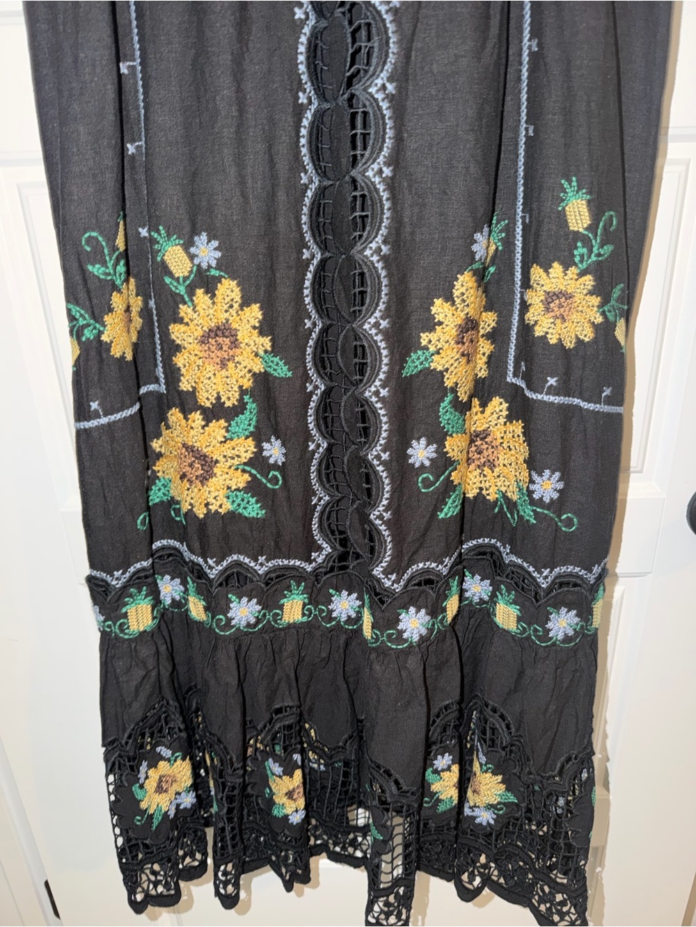 FARM RIO
Cross Stitch Sunflower Richelieu Lenzing™
Ecovero™ Euroflax™ Midi Dress - Picture 5 of 6